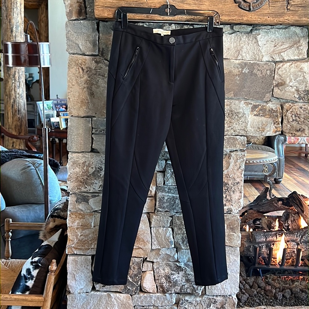 Black Capri pants